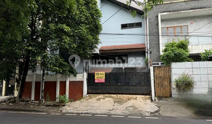 RUMAH luas hitung tanah, Lebar Jalan 3 Mobil, Tomang, Jakarta Barat