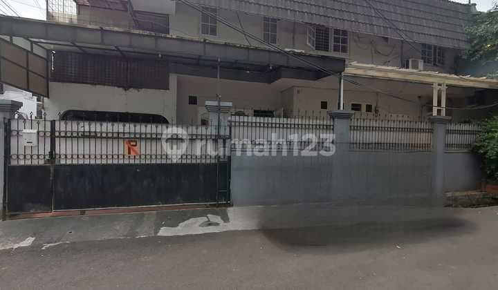 Rumah Nyaman Lokasi Hoek di Tomang, Jakarta Barat