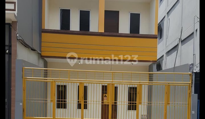 2-Story Shophouse Model House Suitable for Expeditions, Warehouses, Online Business in Jembatan Lima, West Jakarta