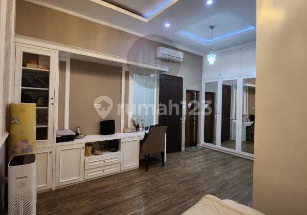 Di Jual Rumah 3 Lantai Lokasi Strategis di Tomang, Jakarta Barat