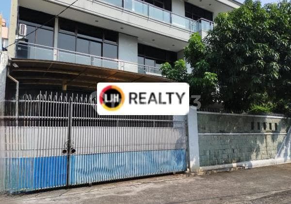 House in Mangga Besar West Jakarta, Strategic Location Near Station and MRT