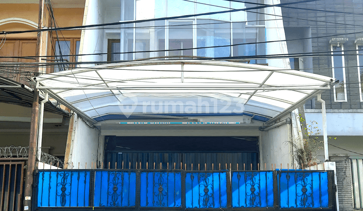 Rumah Sewa Tomang. 3 Lantai. 5x20. Jalan Raya 2 Mobil. Siap Huni