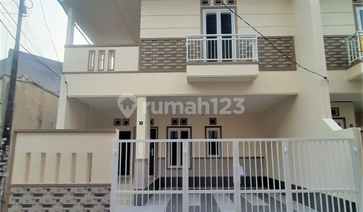 Rumah Baru Hook. Taman Ratu. 3 Lantai. 7.5x14. Jalan 2 Mobil. Siap Huni