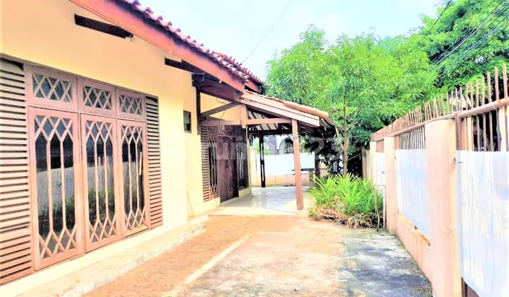 Rumah Tua. Hook. Tanjung Duren. 19x17. Jalan 2 Mobil. Dekat Mesjid