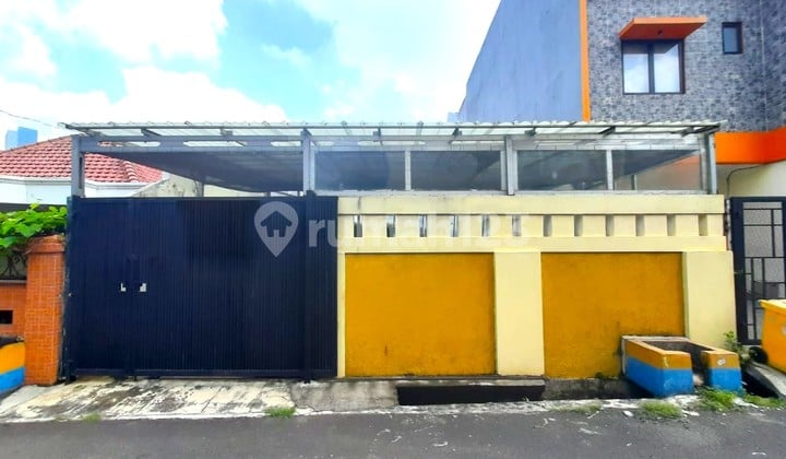 Rumah Tua Tomang. 10x15. Jalan 2 Mobil.