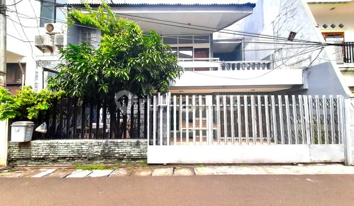 Rumah Tomang. 2 Lantai. 10X15. Jalan 2 Mobil. Siap Huni