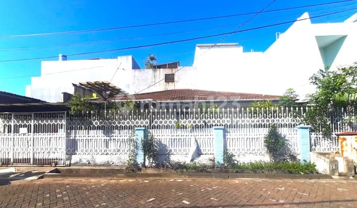 Rumah Tua Taman Ratu. 15x16. Jalan 2 Mobil