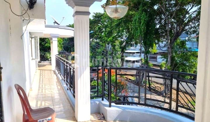 Rumah Hook. Taman Ratu. 2 Lantai. 18X12.5. Jalan 2 Mobil. Siap Huni