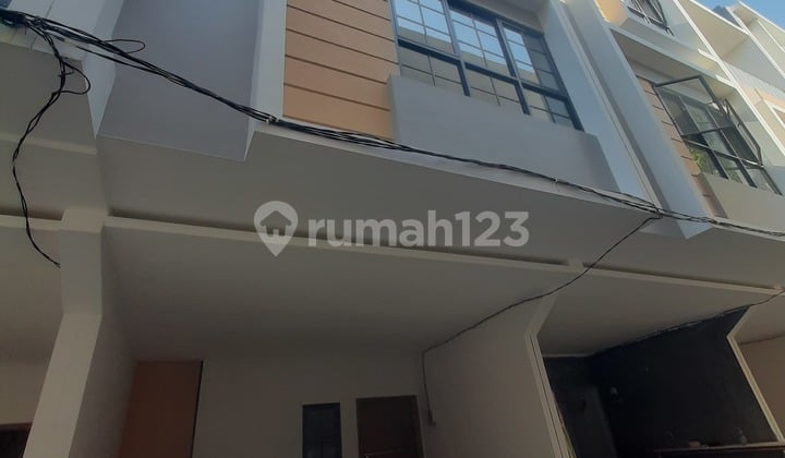 New House in Taman Ratu. 3 Floors. 4.5x9. Wide Road for 4 Cars.