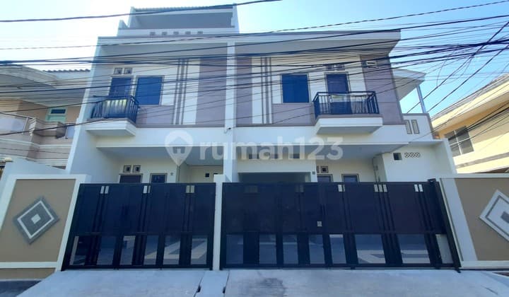 Rumah Baru. Taman Ratu. 3 Lantai. 5x13. Jalan 2 Mobil. Siap Huni