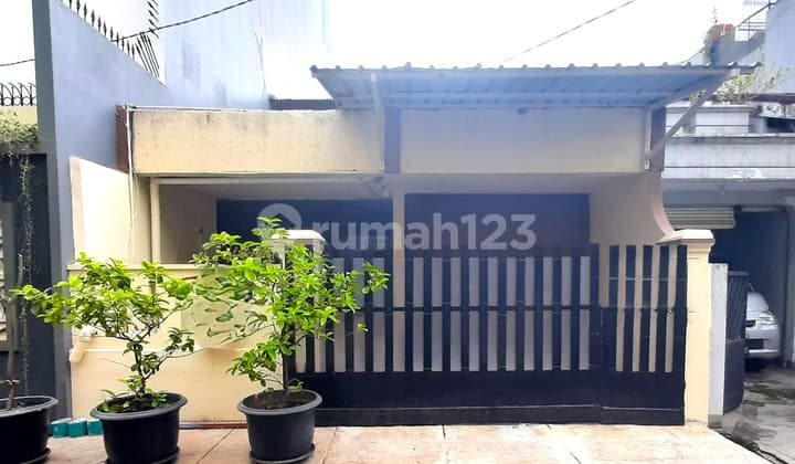 Rumah Tua Tomang. 1.5 Lantai. 6X15. Jalan 2 Mobil.