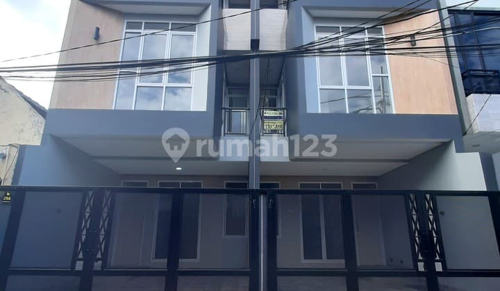 Rumah Baru. Taman Ratu. 3 Lantai. 4.5x16. Masuk Mobil. Siap Huni