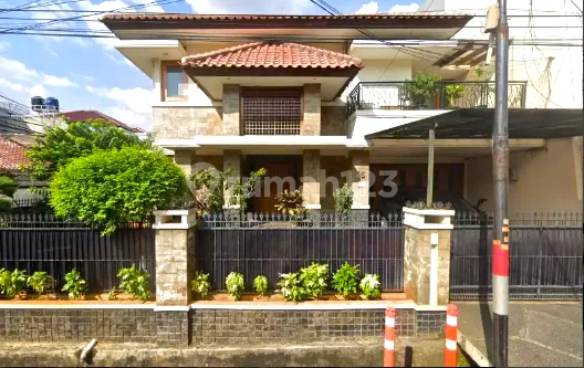 Rumah Hook Tomang. 2 Lantai. 17x25. Jalan Lebar 3 Mobil. Siap Huni