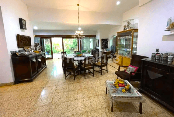 Rumah Tua Tomang. 45X21. Jalan Lebar 2 Mobil.