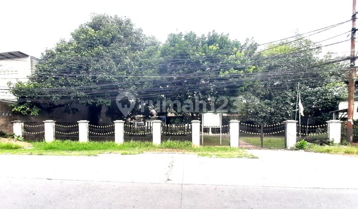 Old House. Curug Tangerang. 25X120. Main Road for 3 Cars.