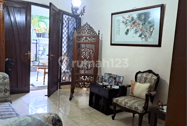 Rumah Tomang. 1.5 Lantai. 10X16. Jalan 2 Mobil. Siap Huni