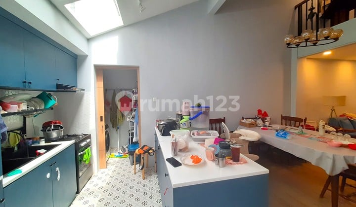 Rumah Gandeng. Tomang. 2 Lantai. 10 X 15. Jalan 2 Mobil. Semi Furnish. Siap Huni