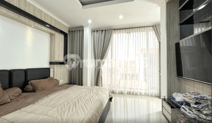 Rumah Hook. Taman Ratu. 3 Lantai. 7.5x15. Jalan Lebar 3 Mobil. Full Furnish. Siap Huni