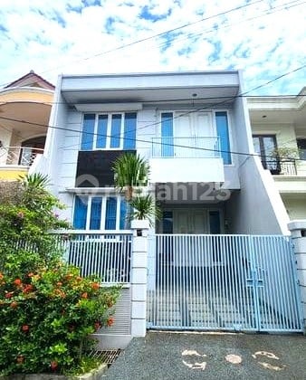 Rumah Classic Modern. Jelambar. 2.5 Lantai. 8x20. Jalan 2 Mobil. Siap Huni