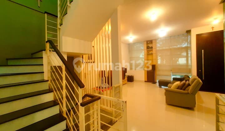 Rumah Tomang. Town House De Oaze. 3 Lantai. 6X15. View Swimming Pool. Siap Huni