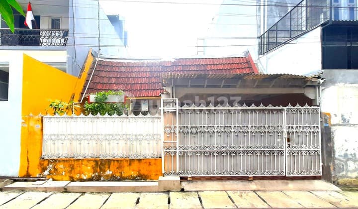 Rumah Tua Taman Ratu. 7x15. Jalan 2 Mobil