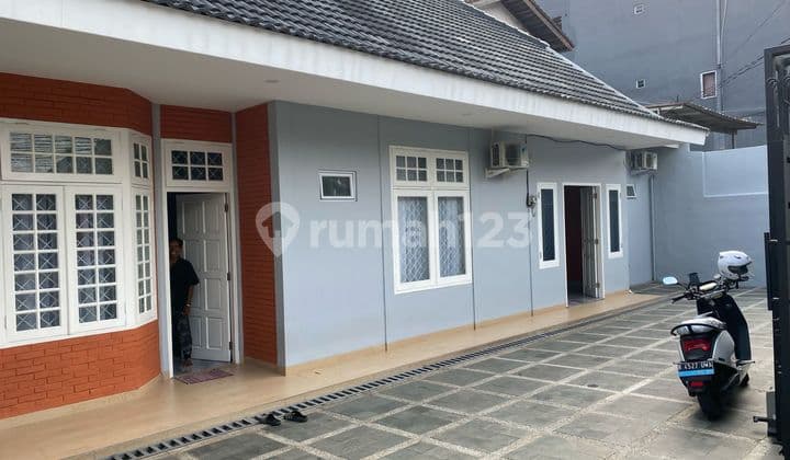 Rumah Luas Sudah Renovasi Siap Huni Lokasi Strategis Dekat Stasiun Mrt