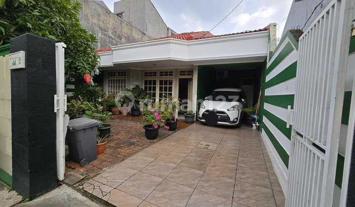 Rumah Hook 2 Lantai SHM Lokasi Strategis Dekat Kebon Jeruk Jakarta Barat