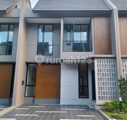 For Rent: House in Summarecon Crown Gading, North Viola Cluster - 4+1 Bedrooms, Full Cluster Facilities (Rcd 185)