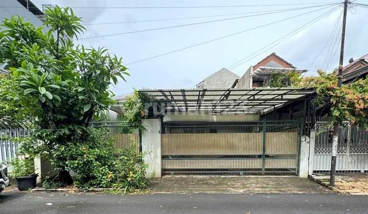Spacious and Comfortable House in Taman Kedoya Baru, West Jakarta