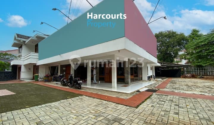 House for Rent in Kebayoran Baru, Near Sensi, Suitable for Office, Spacious Parking.