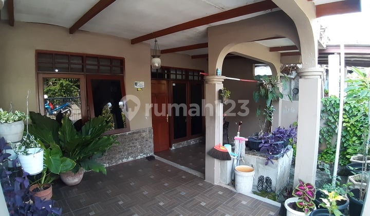 Depok House, Perumnas Beji, Near Toll Road and Prayer Room, Ready to Negotiate