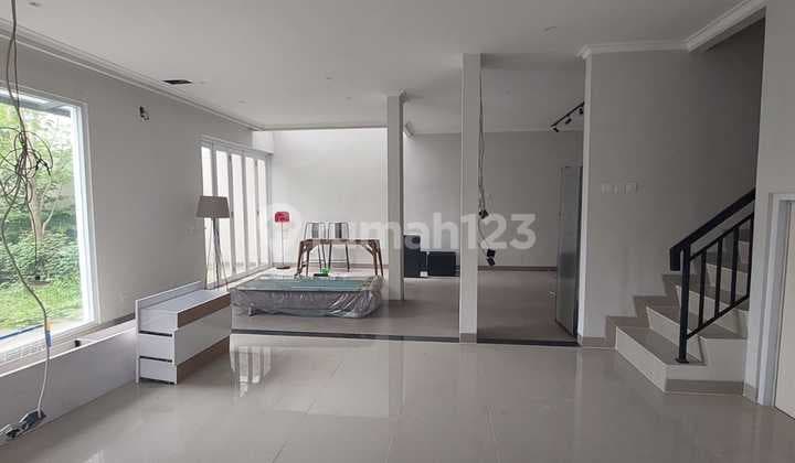 Dijual Rumah 3 Lantai Hook di Latigo Village , Gading Serpong