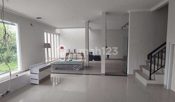 Dijual Rumah 3 Lantai Hook di Latigo Village , Gading Serpong