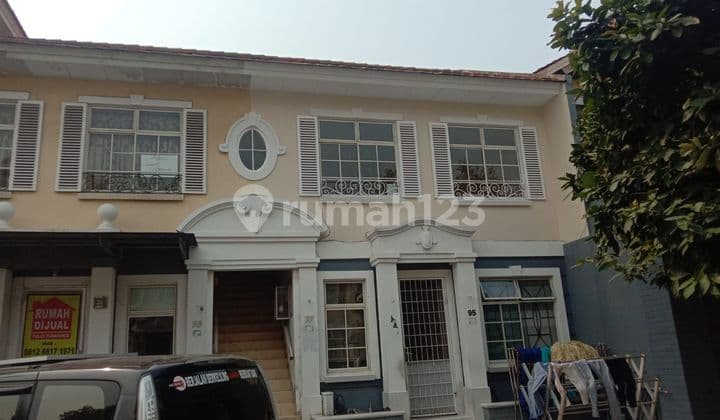 Jual cepat Town house Taman Paris lantai atas . Rapi total renovasi