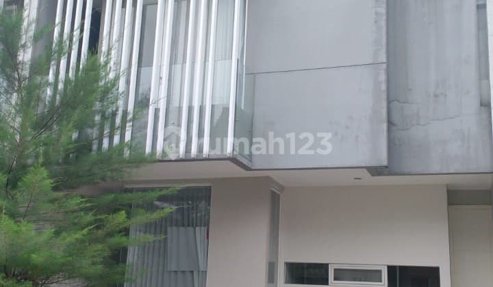 Rumah 2 Lantai di Discovery Eola Bintaro Sektor 9
