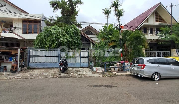 Rumah Lama Nan Luas Dua Muka di Cawang Baru Jakarta Timur
