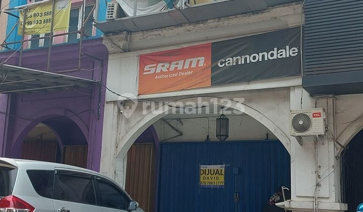 Ruko Hadap Jalan Raya Di Kawasan Niaga Citra Grand Cibubur