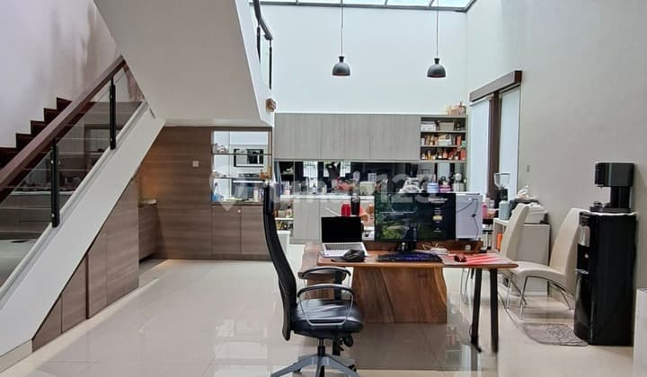 Rumah Huk Siap Huni Depan Taman di Taman Villa Meruya Jakbar