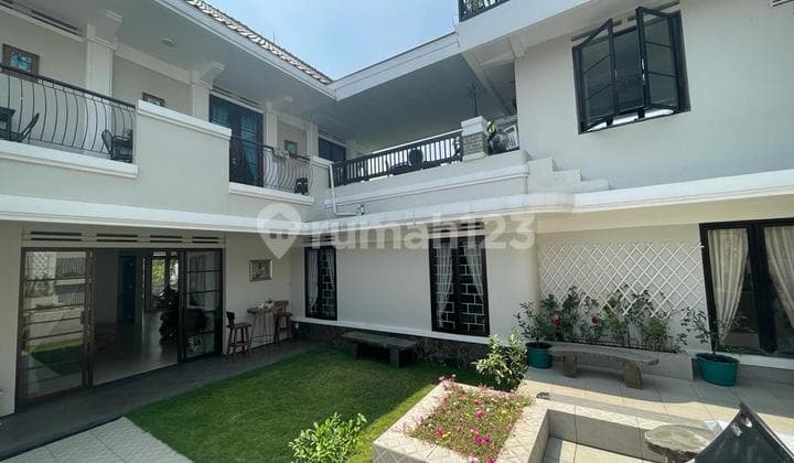 Dijual Rumah Mewah 2 Lantai Furnished SHM di Komplek Kota Baru Parahyangan, Bandung