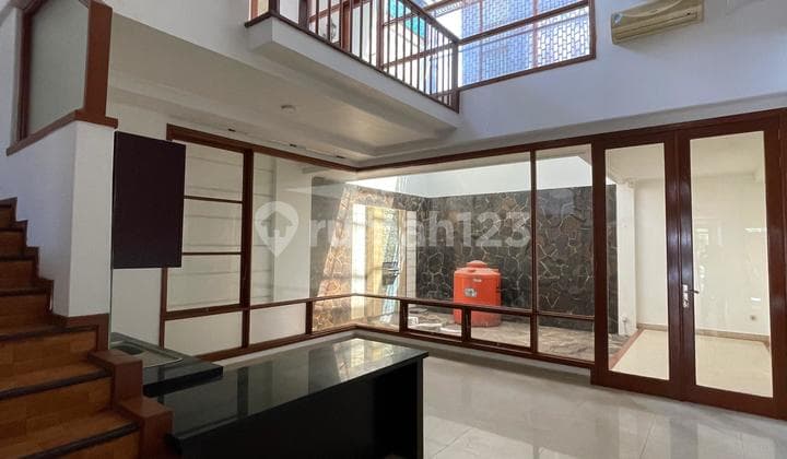 Rumah baru renovasi komplek singgasana pradana SHM hadap timur