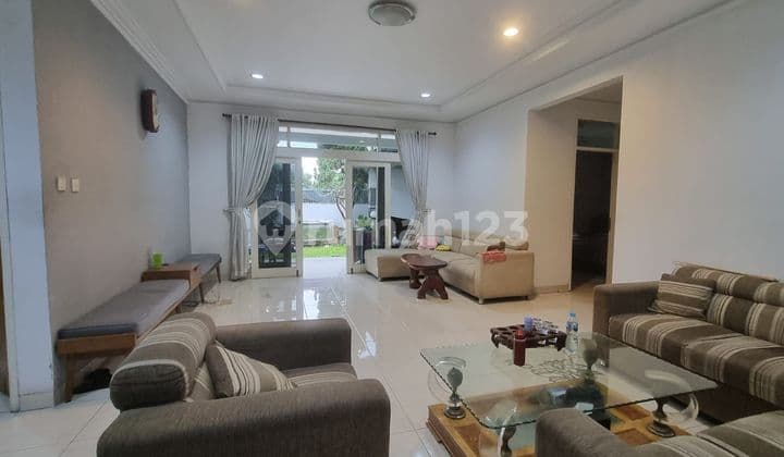 Rumah Bagus Dan Terawat Di Dalam Komplek Perumahan Singgasana