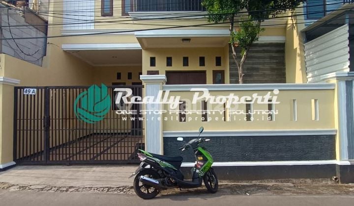 Disewakan Rumah 2 Lantai Pinggir Jalan di Jaticempaka Pondok Gede