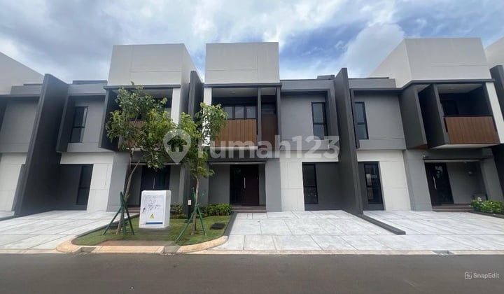 Dijual Rumah Hadap Kolam Renang Regia 8X13 Summarecon Crown Gading