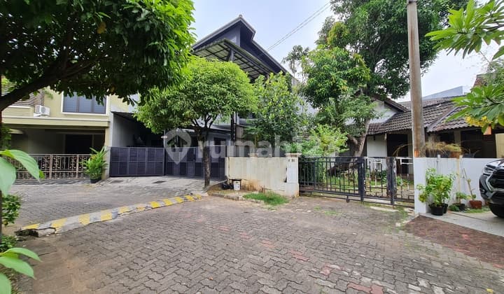 Rumah di Kemang Pratama 2 Bekasi Hoek Bagus Parkir Luas