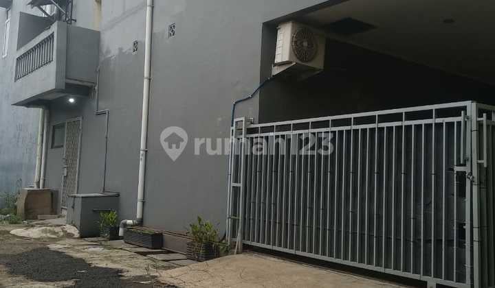 Di Jual Rumah 2 Lantai Siap Huni, Bebas Banjir, Keamanan Aman 24 Jam, Lokasi Strategis Kompleks Pinggir Jalan Raya Utama Kalimalang, Daerah Komersial dan Dekat 7 Pintu Tol.