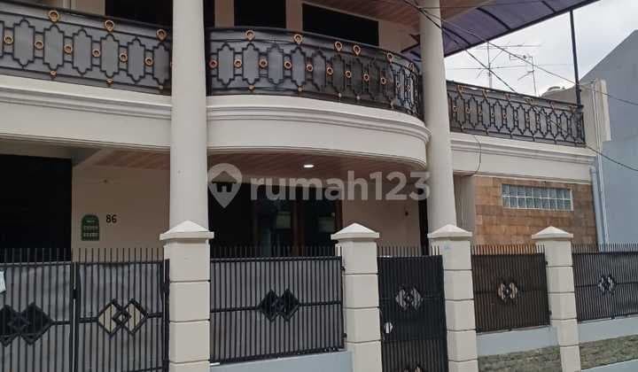 Di Jual Rumah 2 Lantai Siap Huni, Bebas Banjir, Keamanan Pintu Kompleks Aman 24 Jam Jalan Masuk - Keluar ke Lingkungan Kompleks 1 Pintu dan Pakai Cctv, Lokasi Strategis.
