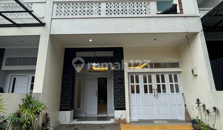 Brand New, Rumah Cantik 3 Lantai Dengan Layout Bagus di Cinere