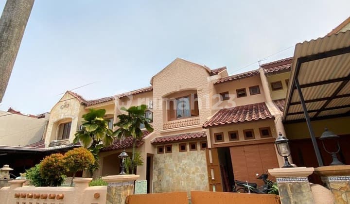 Rumah Dalam Komplek Fasilitas Lengkap Dekat Tol di Cinere