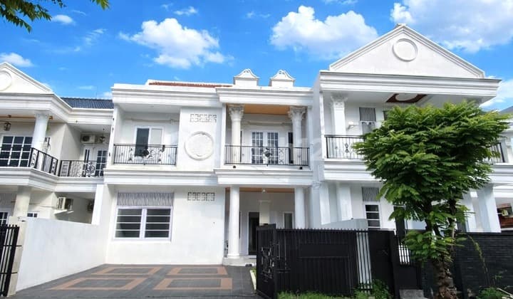 Dijual Rumah Modern Nyaman dengan Kolam Renang di Megapolitan Cinere 5 Menit ke Pintu Tol Desari