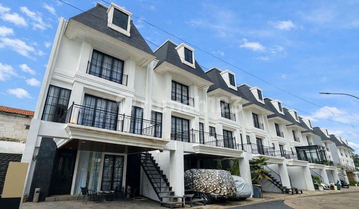 Rumah Modern 3 Lantai di Pesanggrahan